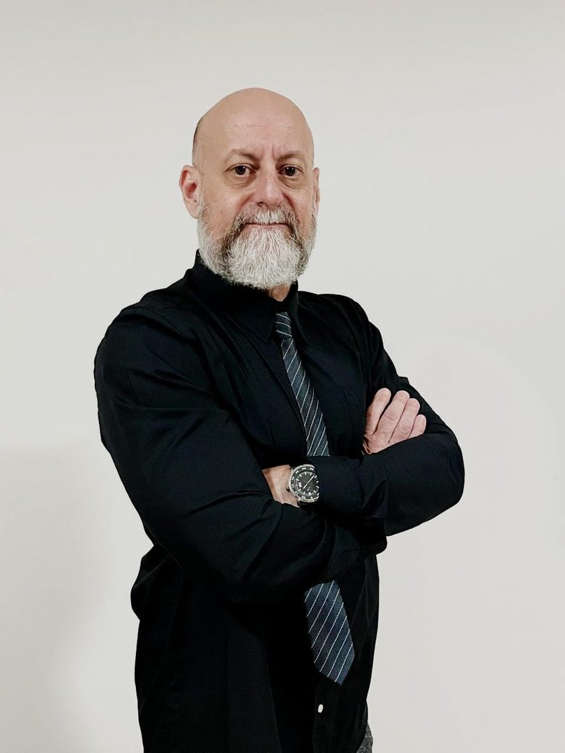 Retrato de Hendry Hegedues, de camisa e gravata, com os braços cruzados